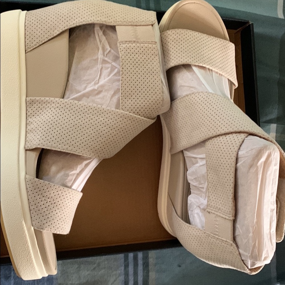 NIB SIZE 9.5 but fits like a 9.